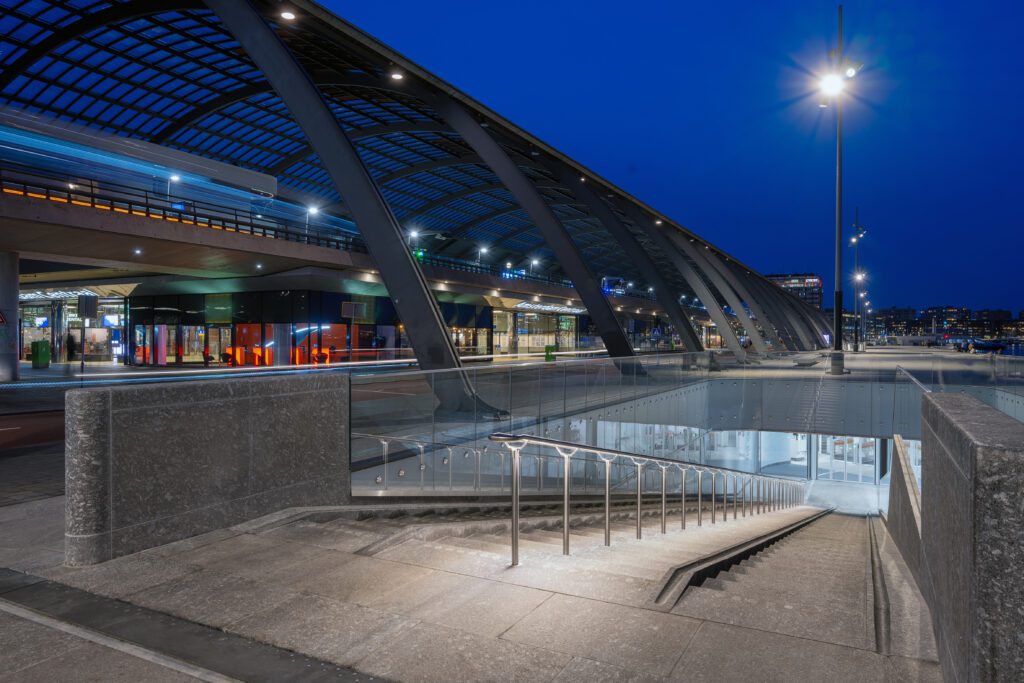 verlichte trapleuning fietsenstalling IJboulevard Amsterdam