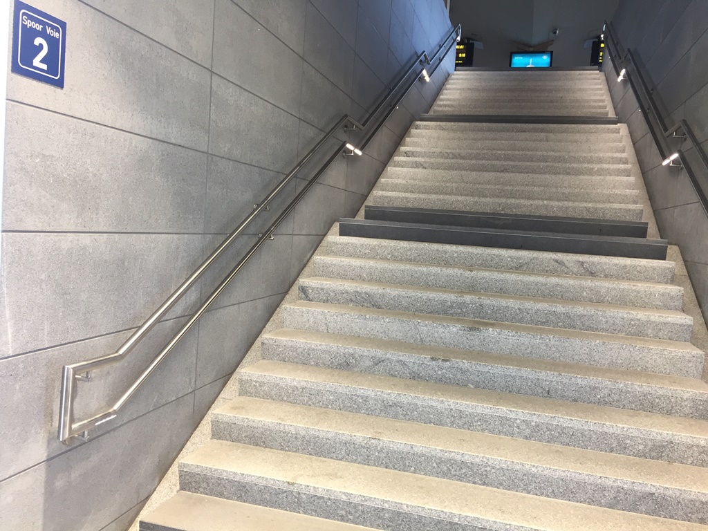 Verlichte trapleuningen station Brussel Noord spoor 2
