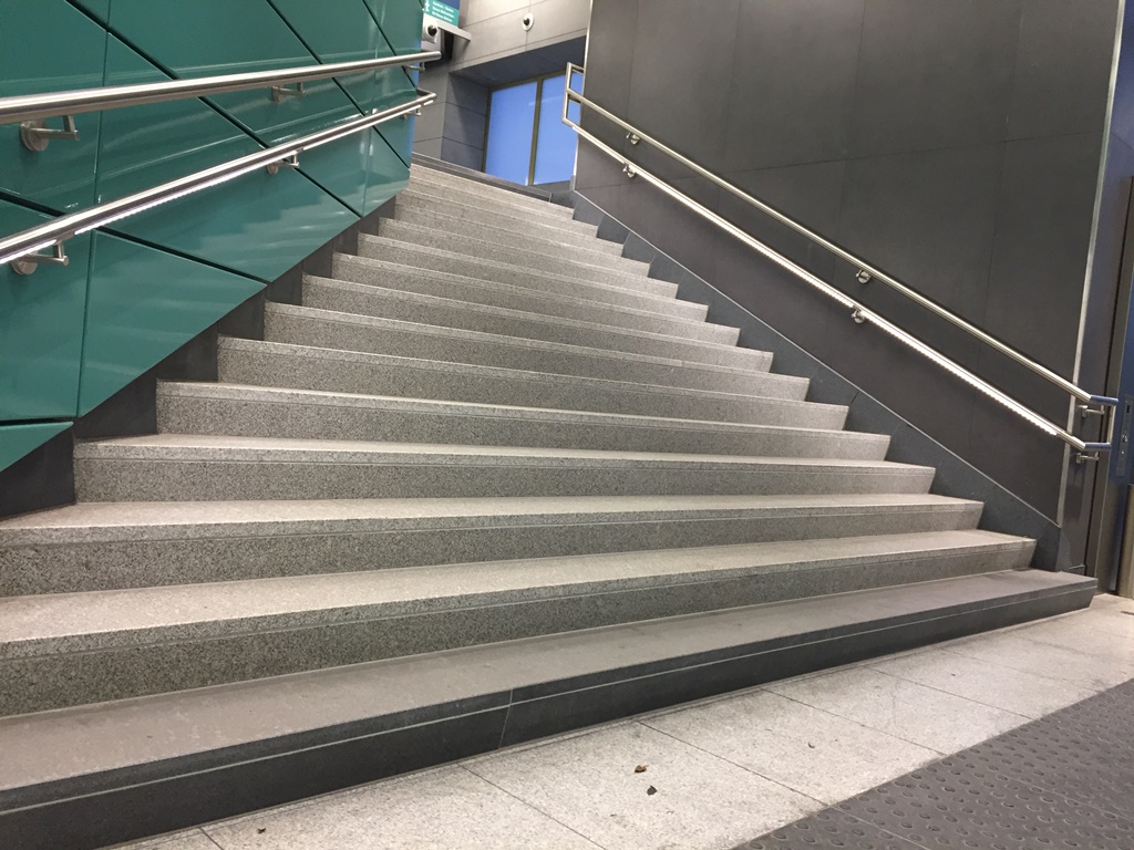Verlichte trapleuningen station Brussel Noord
