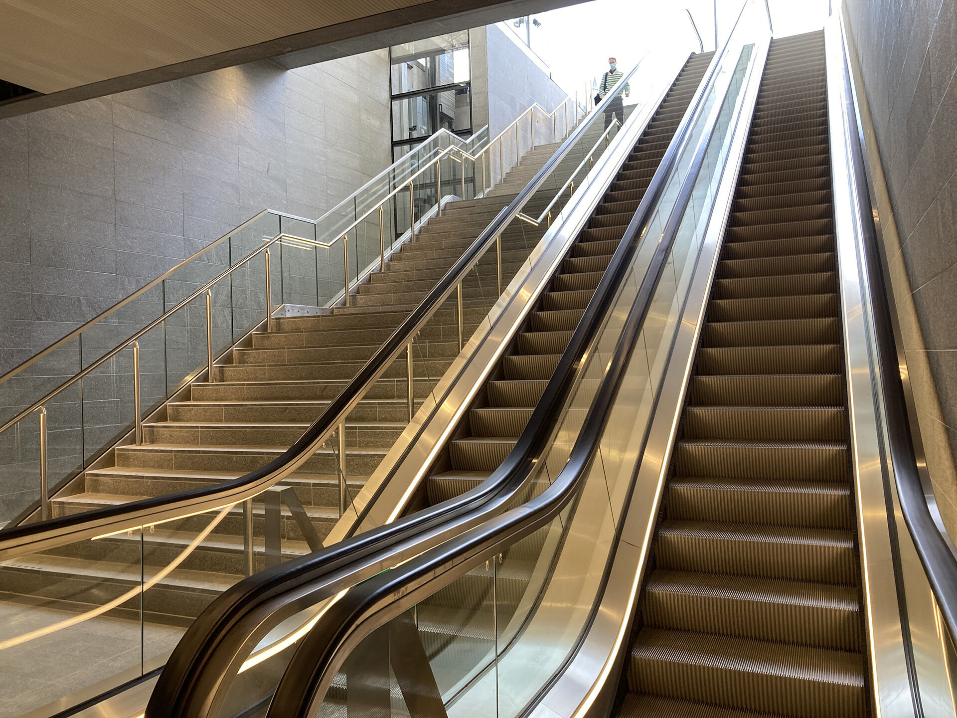 Metrostation Kopenhagen trapleuningen met ledverlichting roltrap