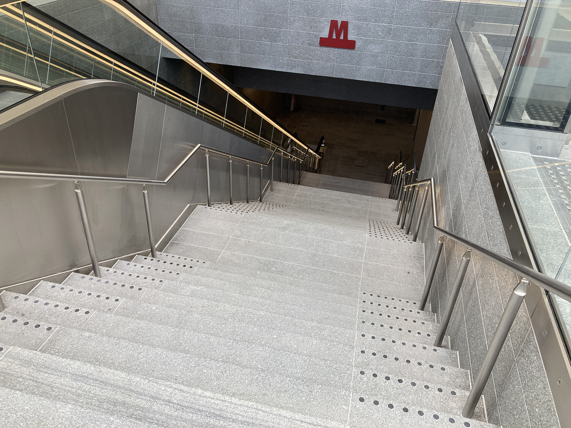 Trapleuning met ledverlichting metrostation Kopenhagen