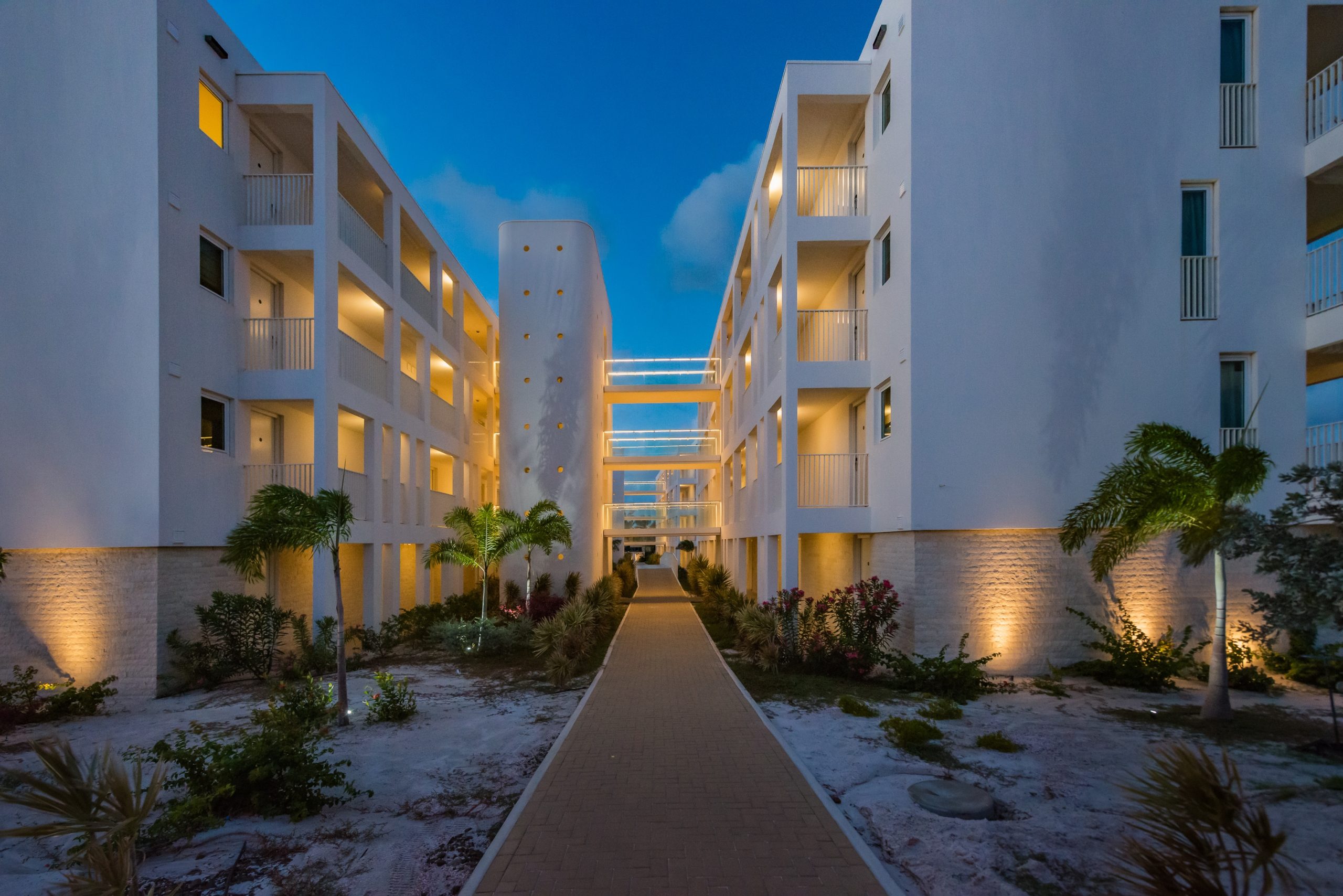Chogogo Dive & Beach Resort Bonaire Verlichte balustrades