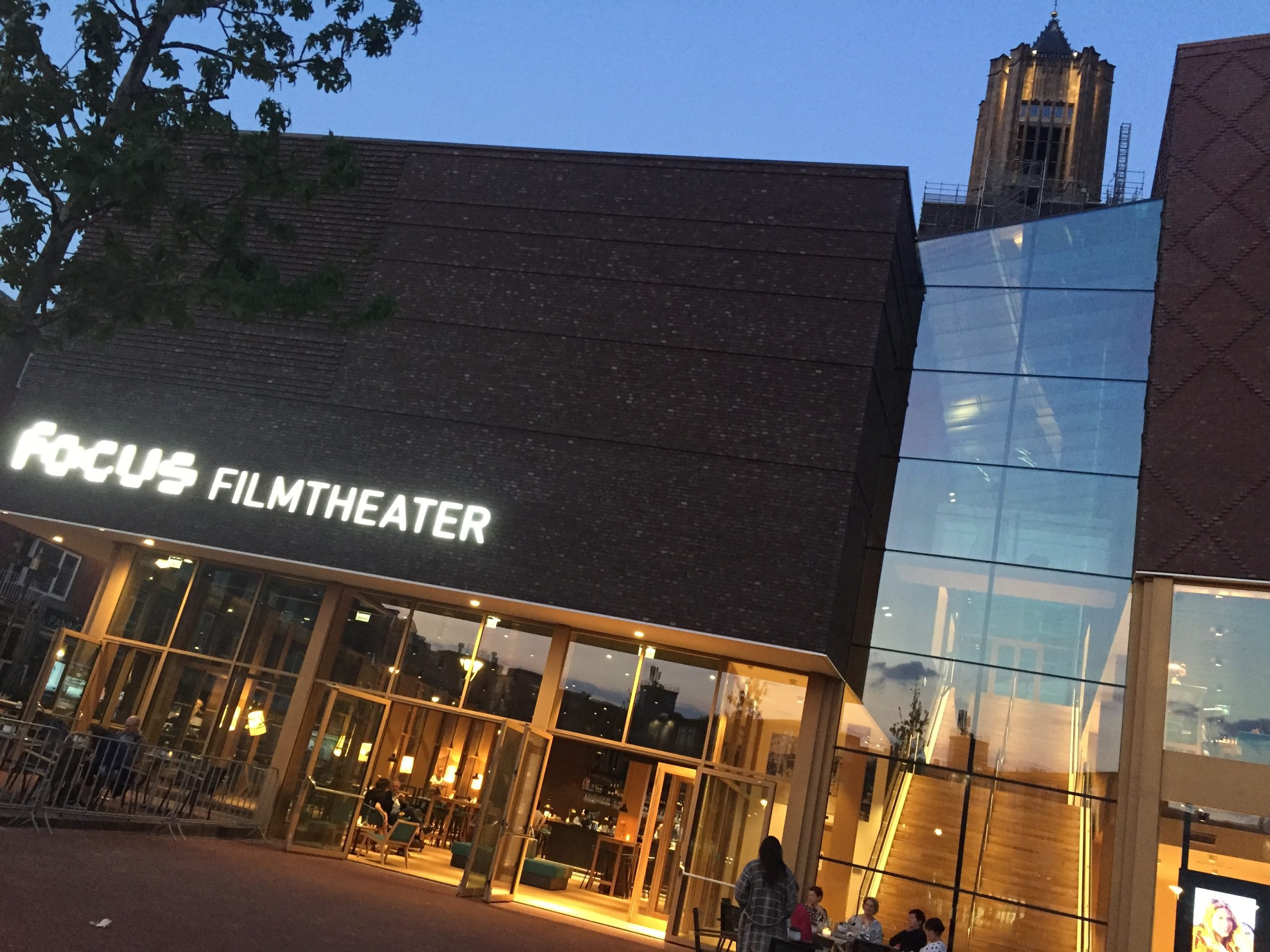 Focus Film Theater Arnhem — glasbalustrade met LED