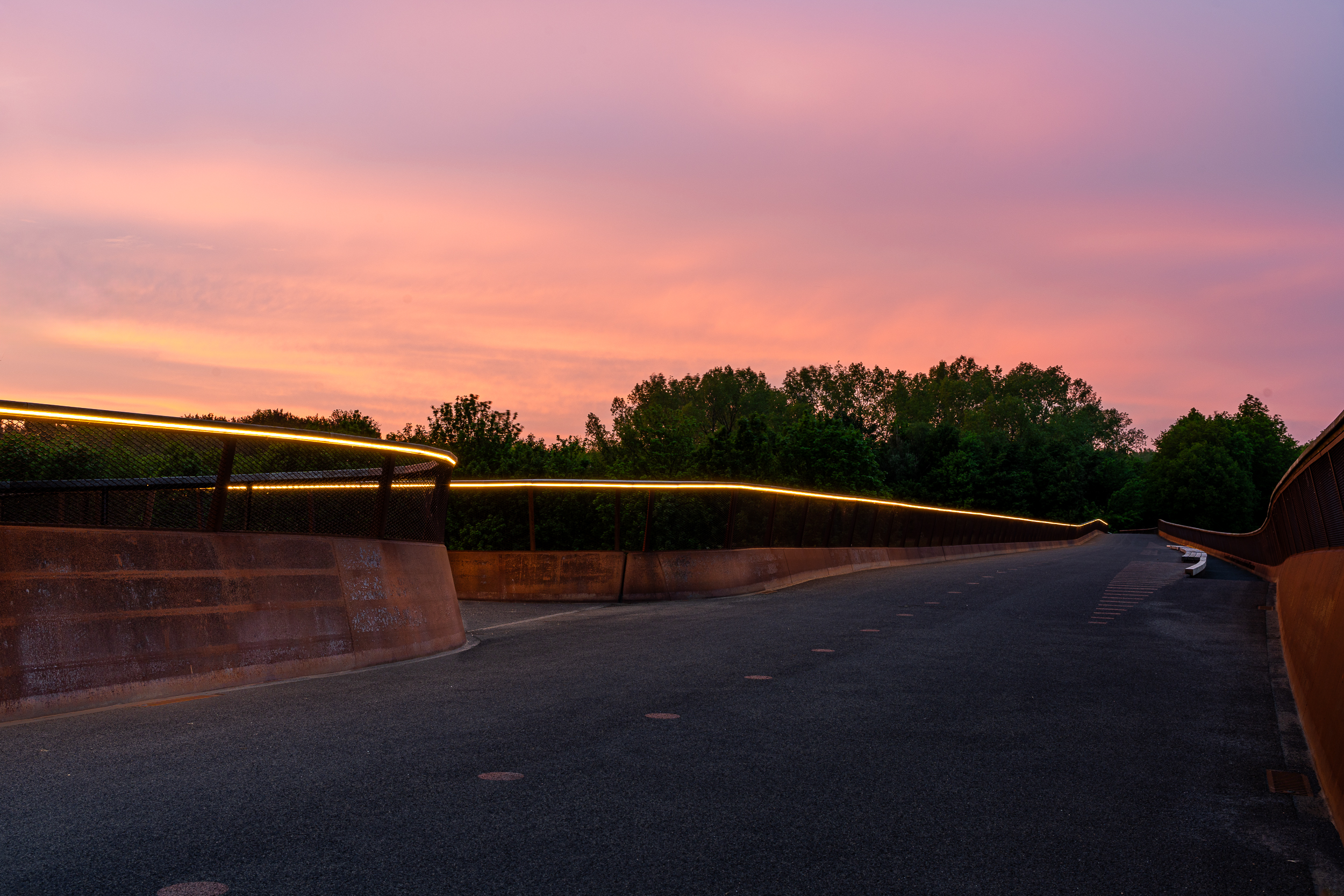 Verlichte leuning cirkelbrug Almere 