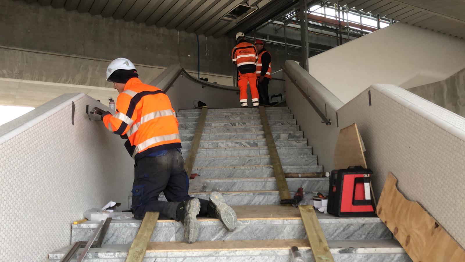 Instructie installatie verlichte trapleuning op locatie