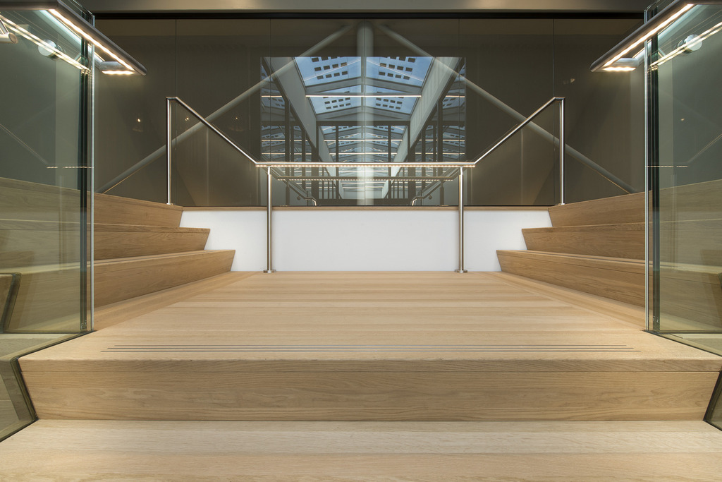 De ledleuningen van ILLUNOX toegepast bij het Huis van de Gemeente Wijchen langs de trappen