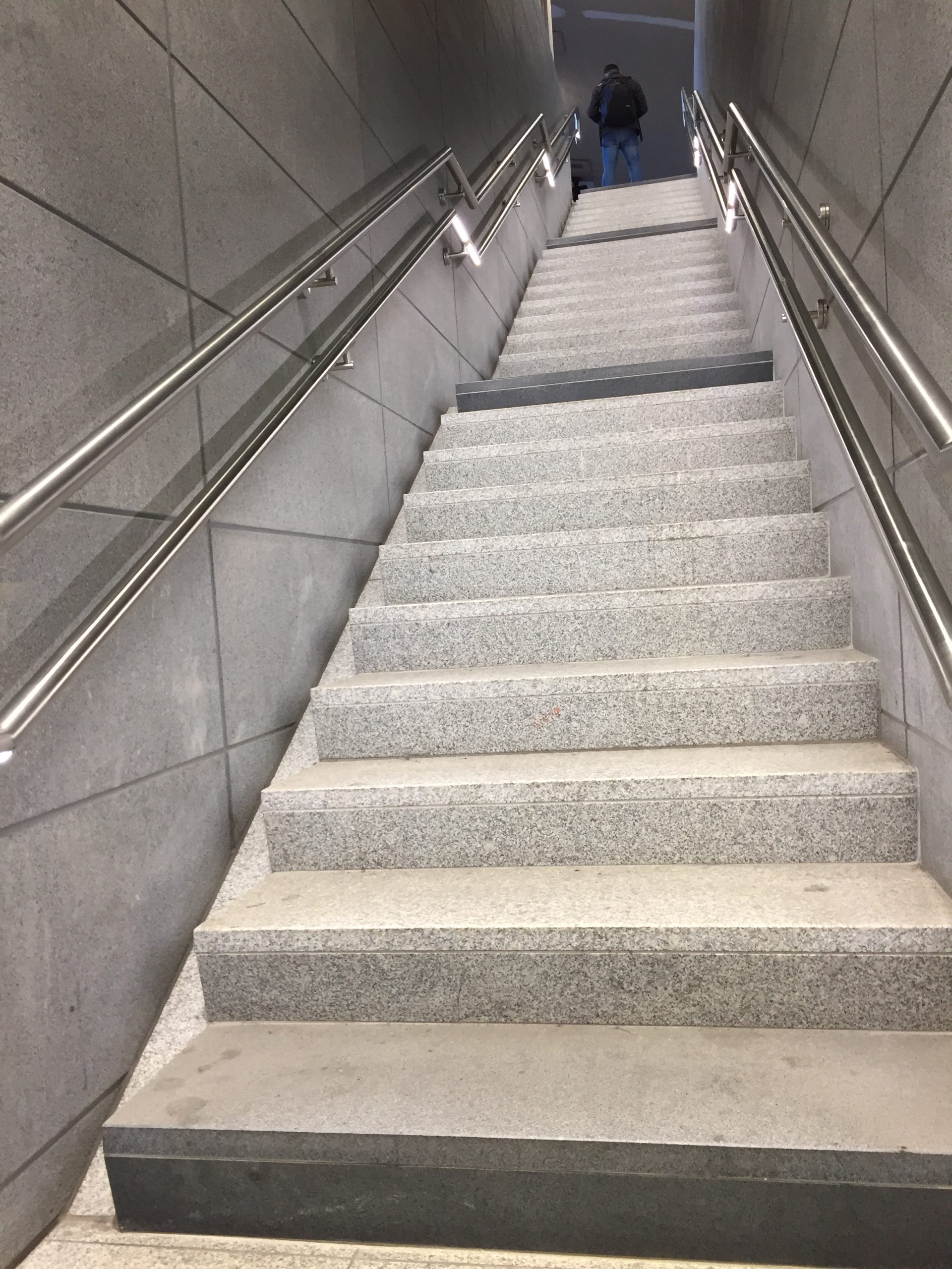 Verlichte trappen station Brussel Noord