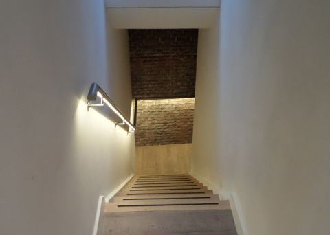RVS leuning met LED bij Restaurant Brownies & DownieS Wijchen